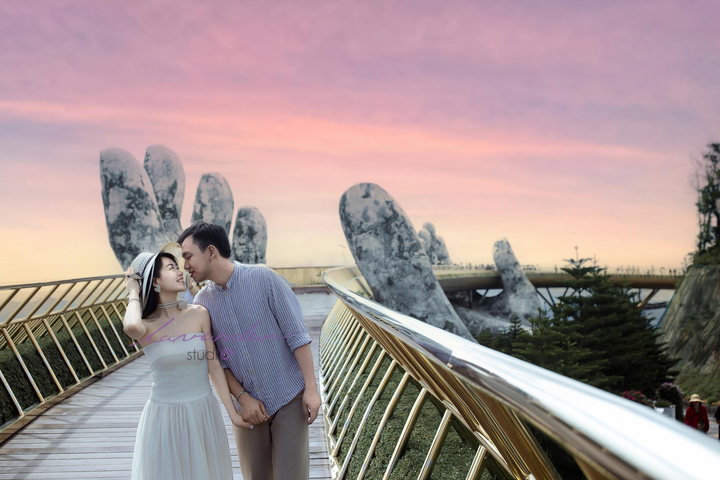 Chụp ảnh couple ở cầu vàng Bà Nà Hills 