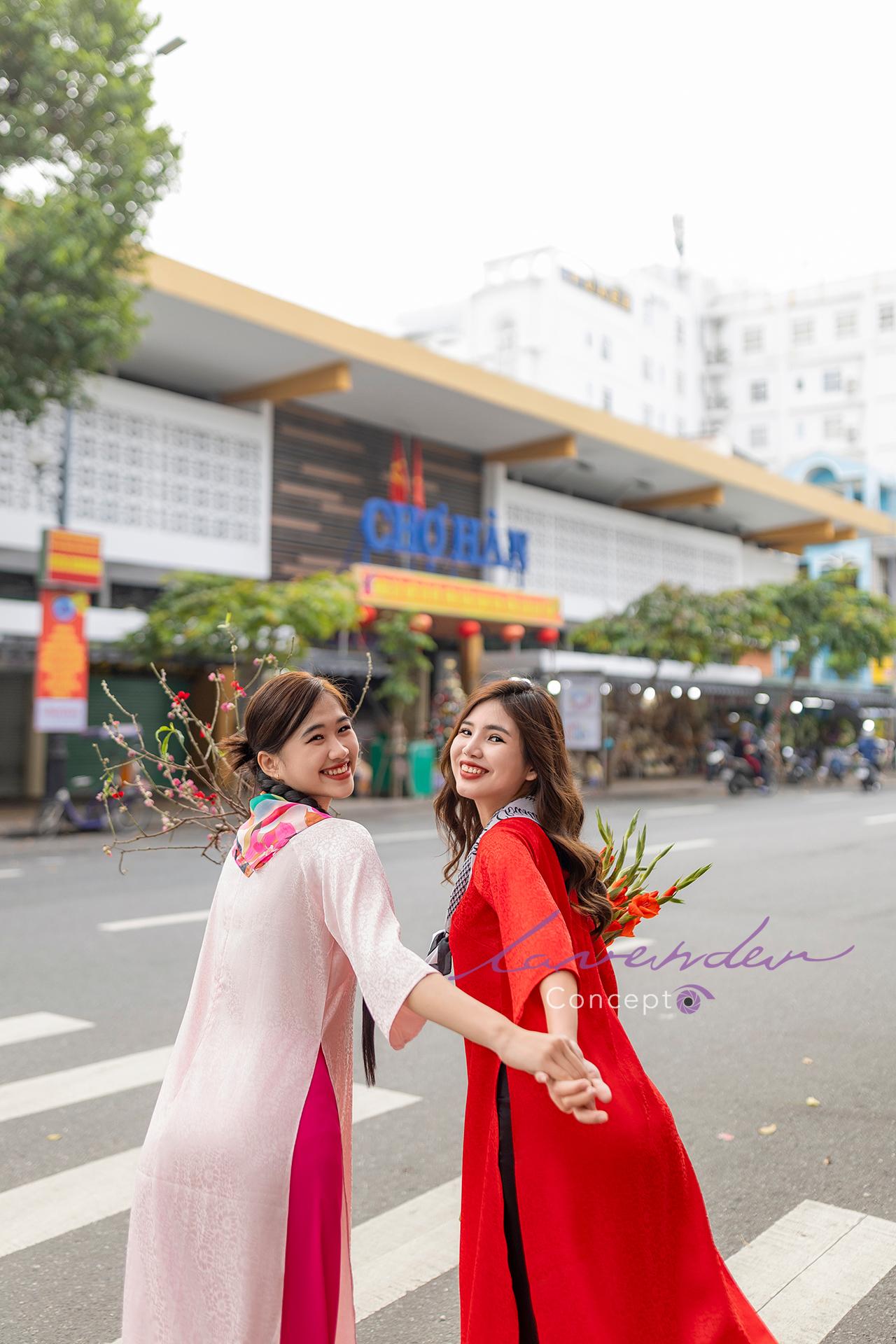 Tạo dáng chụp ảnh áo dài lầy cùng bạn bè dịp Tết ở chợ hoa