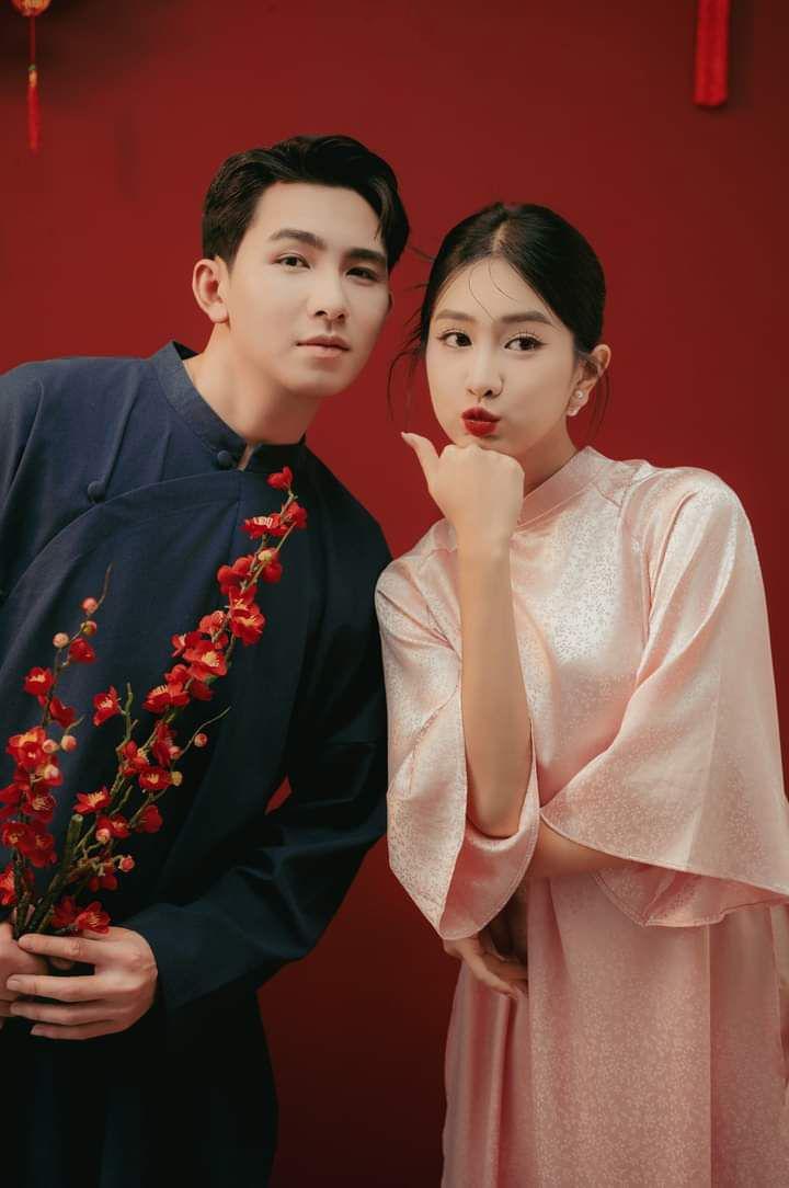 Tạo dáng chụp ảnh couple Tết chạm vai trong studio