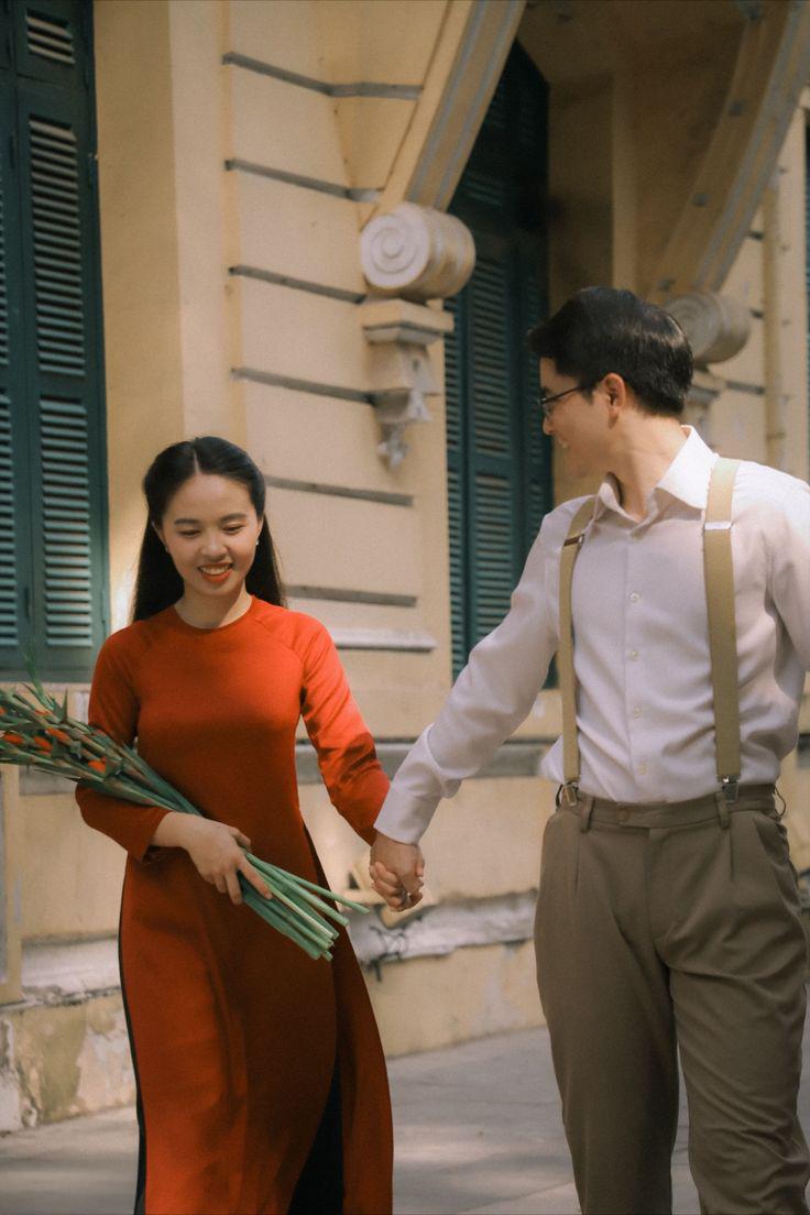 Tạo dáng nắm tay chụp ảnh couple Tết tự nhiên