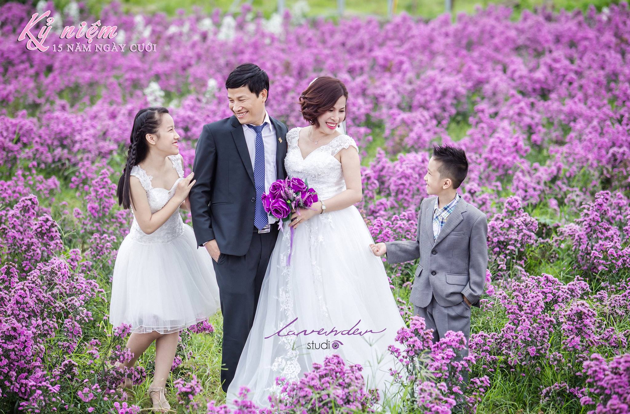 Bạn muốn có những bức ảnh đẹp nhất cùng gia đình mình tại Hà Nội? Hãy đến với Lavender studio chụp ảnh gia đình đẹp! Với không gian sang trọng, màu sắc tươi sáng và ánh sáng đẹp nhất, chúng tôi cam kết sẽ mang đến cho bạn những bức ảnh đẹp nhất với giá thành hợp lý.